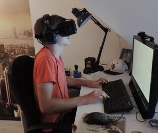 Fynn Linus Kölling mit der Oculus Rift